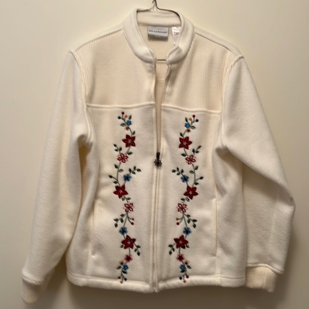 Alfred Dunner off White with beautiful detail design on front. Petite Small